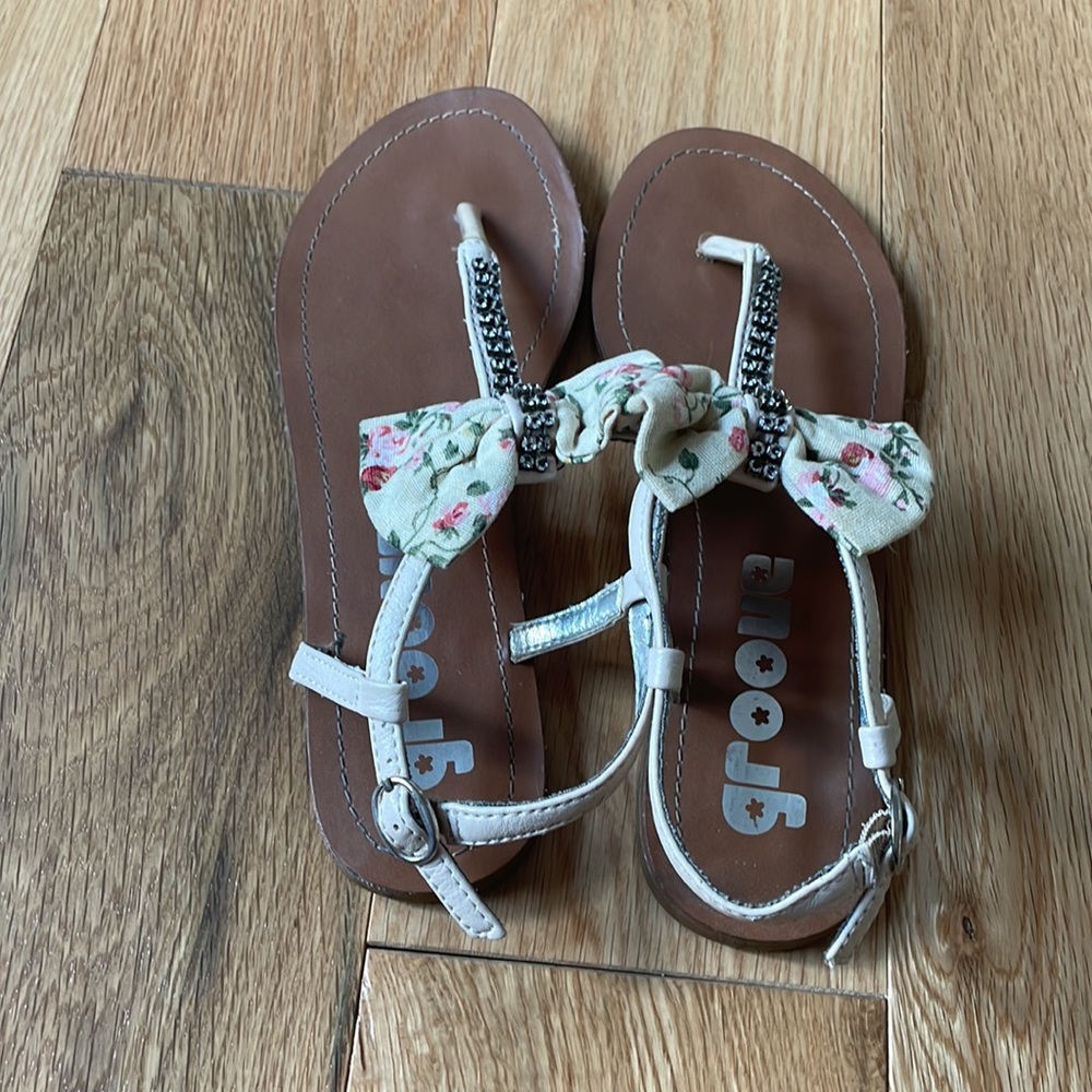 Groove Bow Rhinestone Sandles - Picture 2 of 3